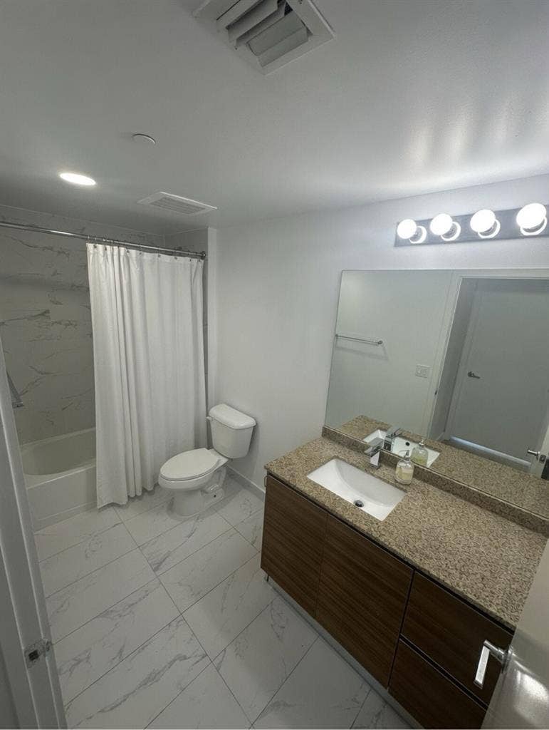 Edgewater/ Priv room bath / August