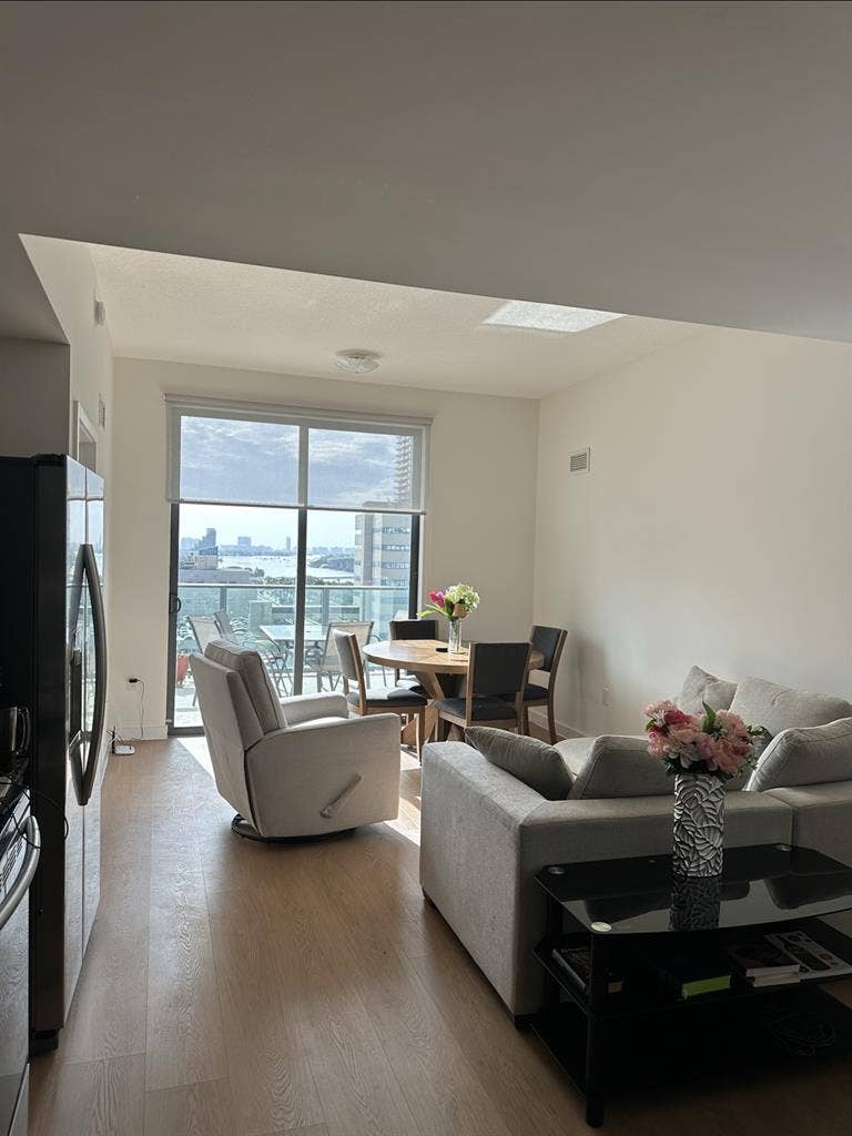 Edgewater/ Priv room bath / August