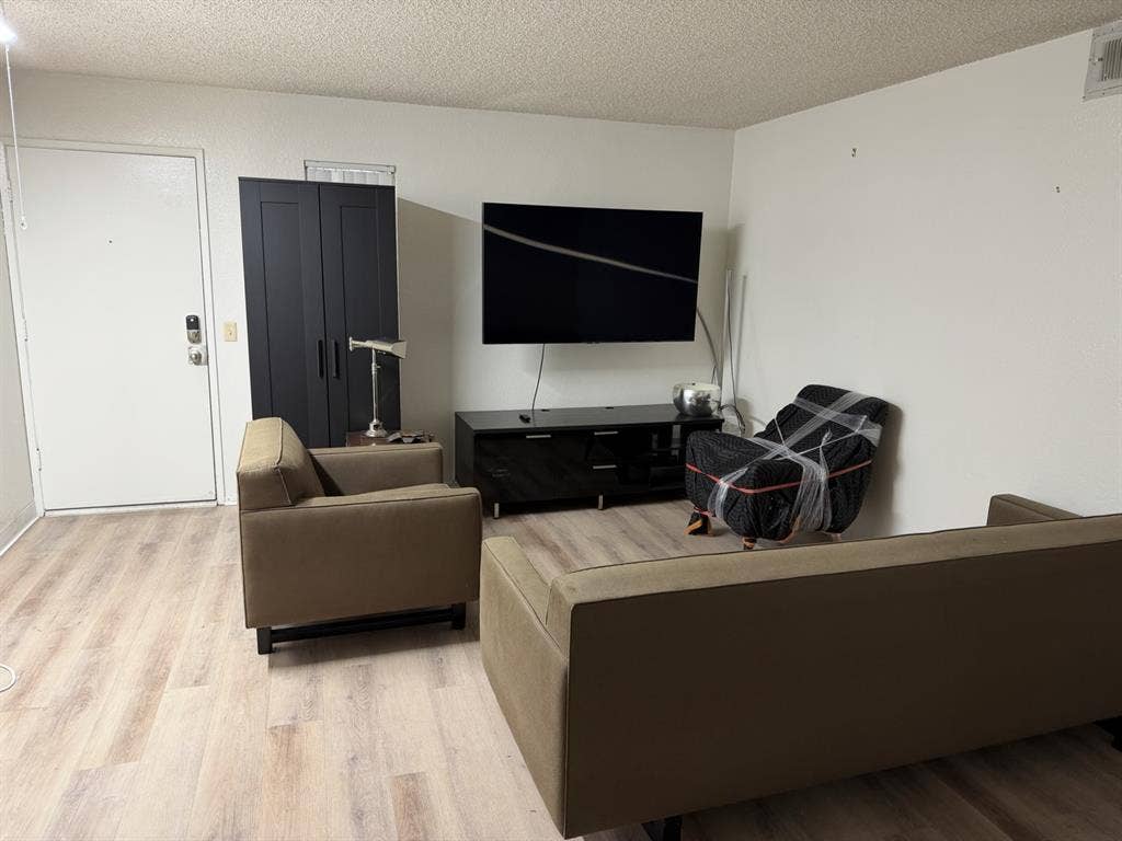 Looking for roommate