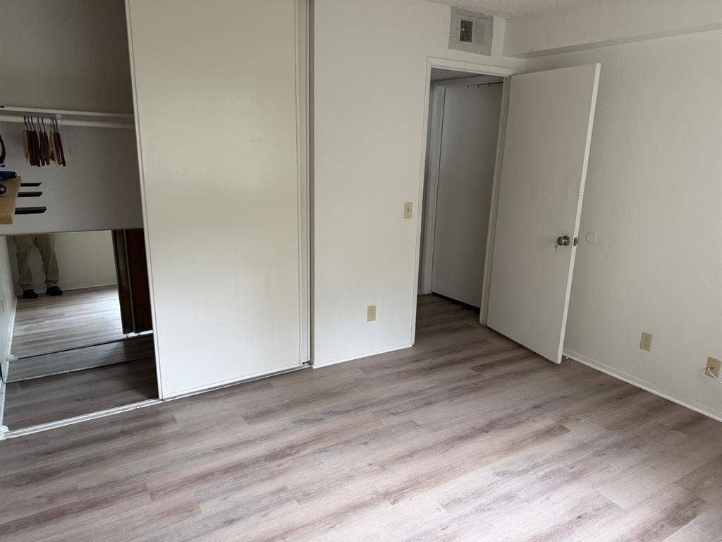 Looking for roommate