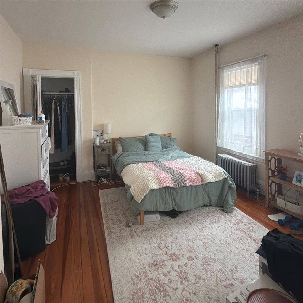LOOKING FOR ROOMMATE SEPT 1