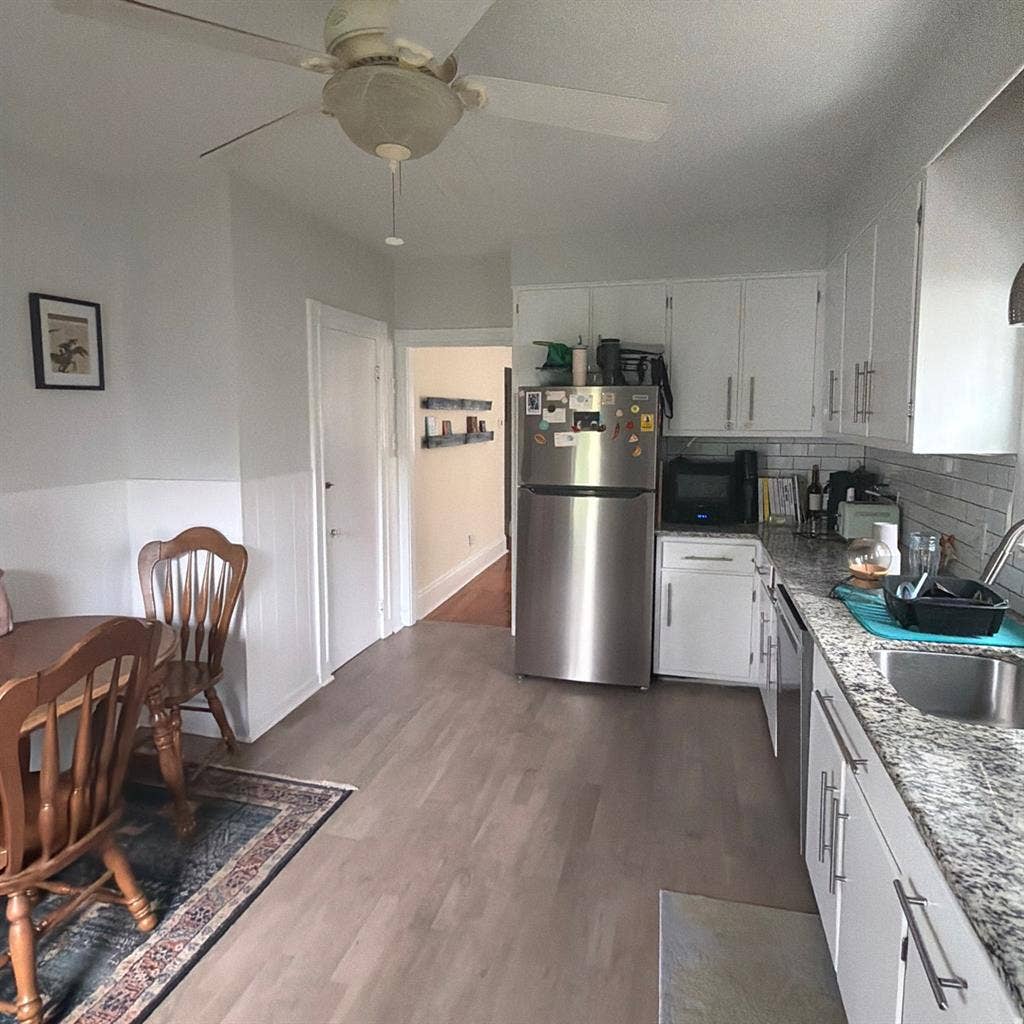 LOOKING FOR ROOMMATE SEPT 1