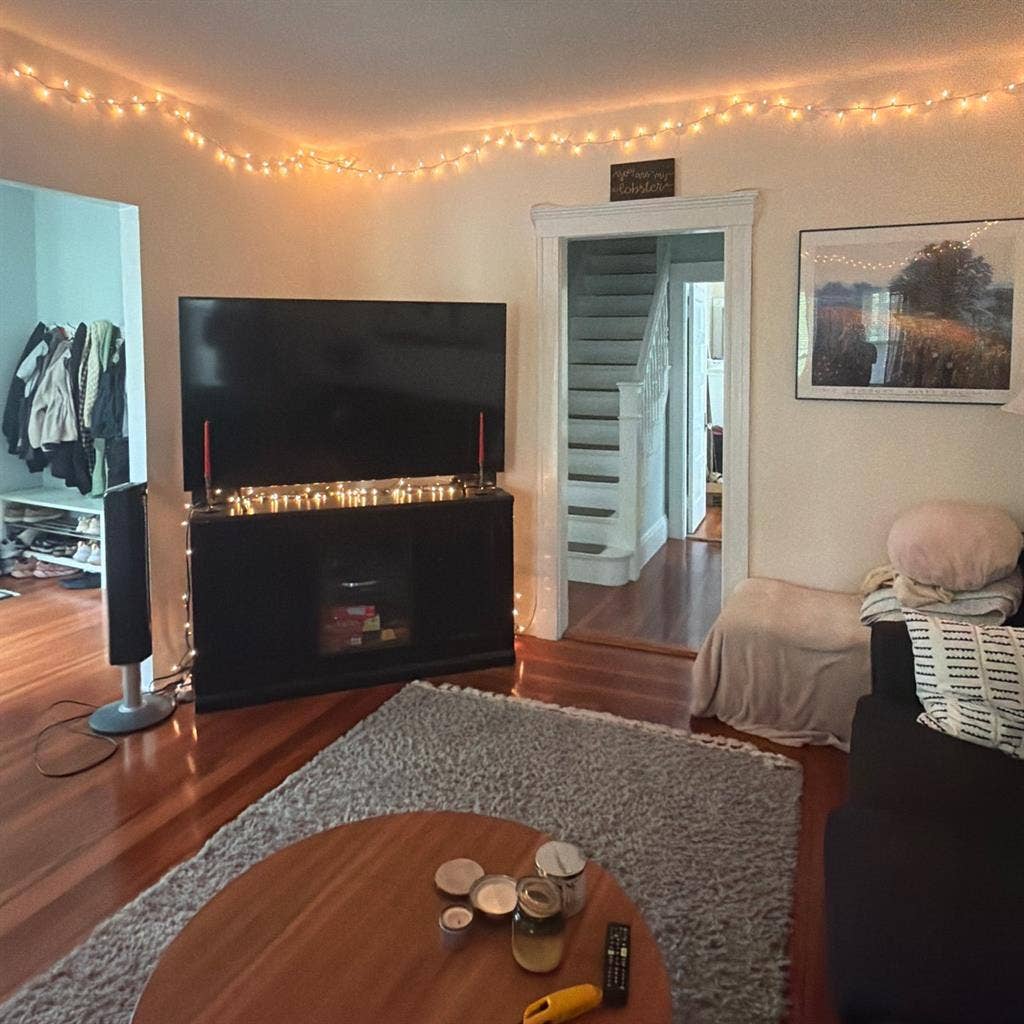 LOOKING FOR ROOMMATE SEPT 1