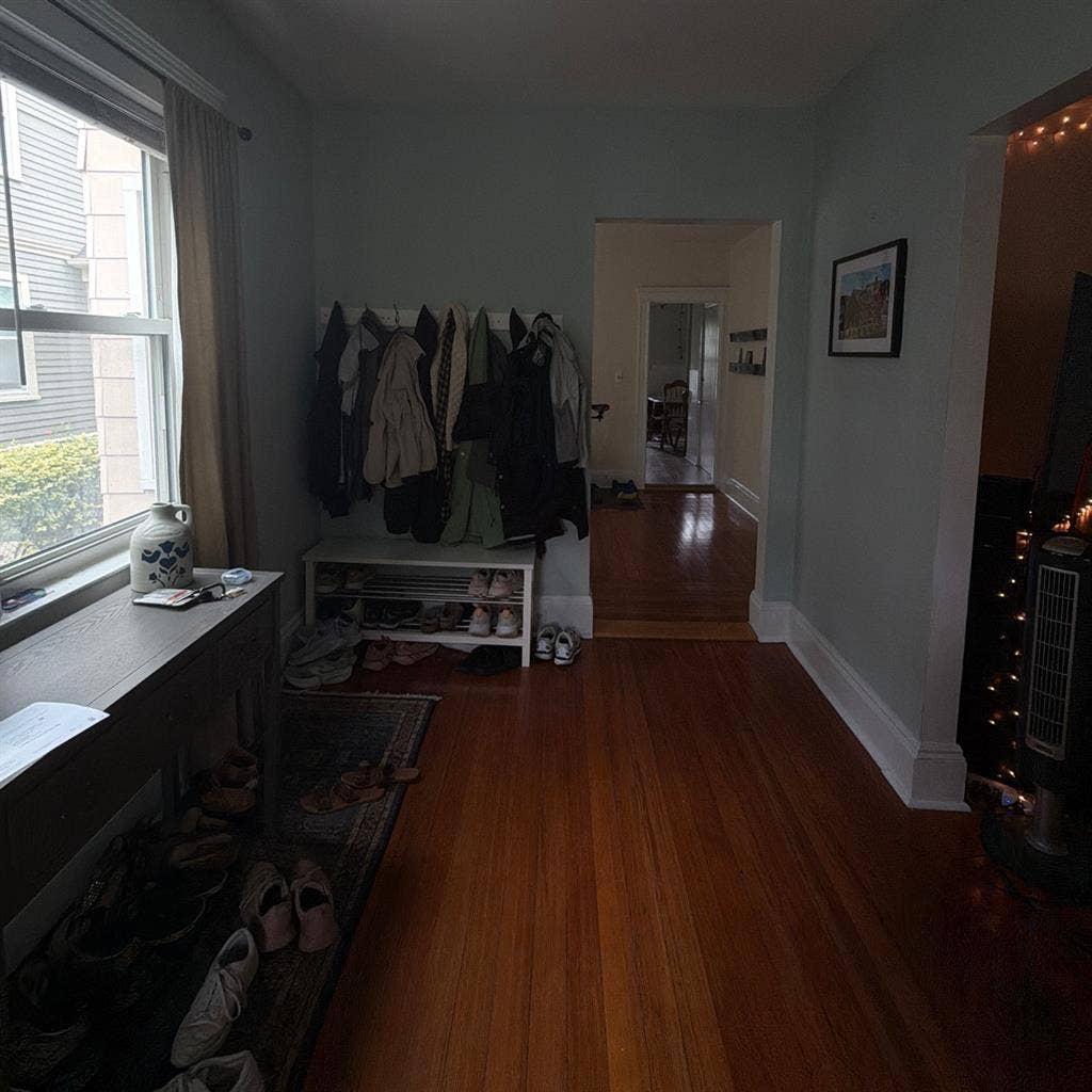 LOOKING FOR ROOMMATE SEPT 1