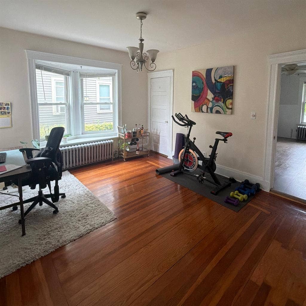 LOOKING FOR ROOMMATE SEPT 1