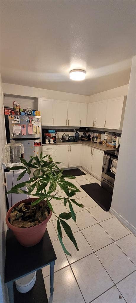 NORTH YORK 2 STOREY SPACIOUS APT