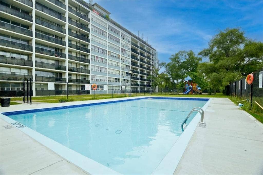 NORTH YORK 2 STOREY SPACIOUS APT