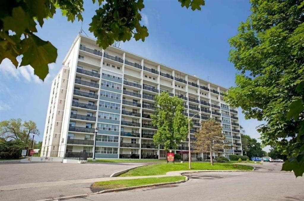 NORTH YORK 2 STOREY SPACIOUS APT