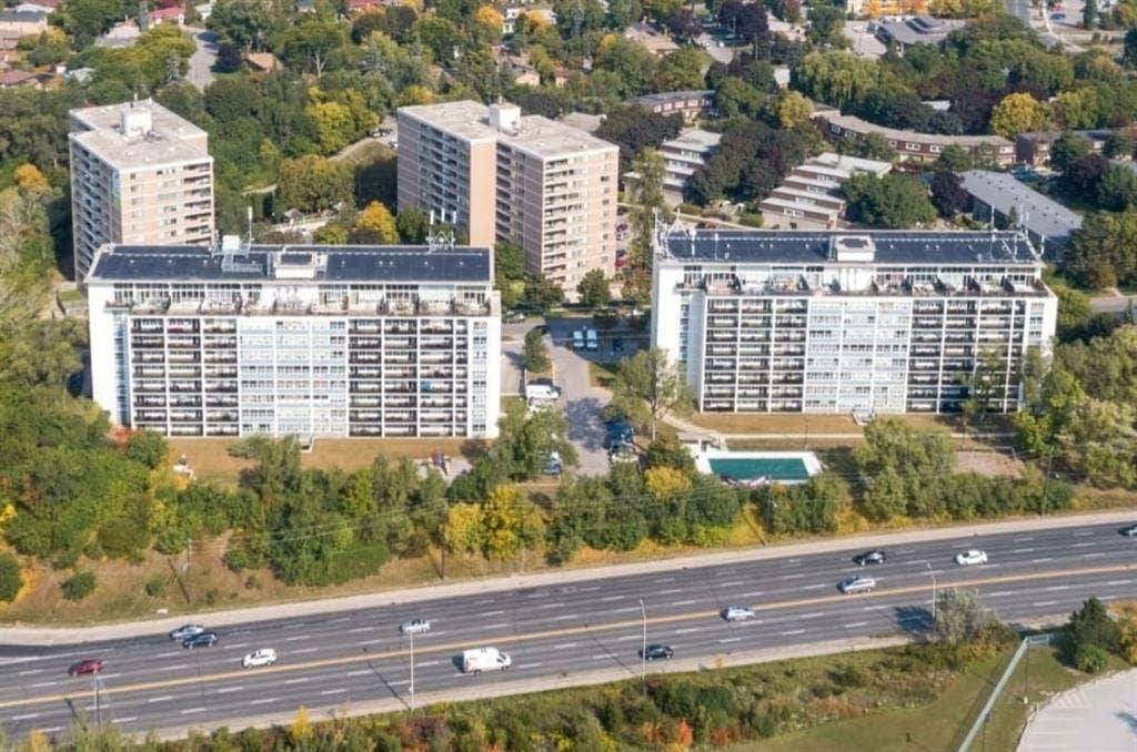 NORTH YORK 2 STOREY SPACIOUS APT