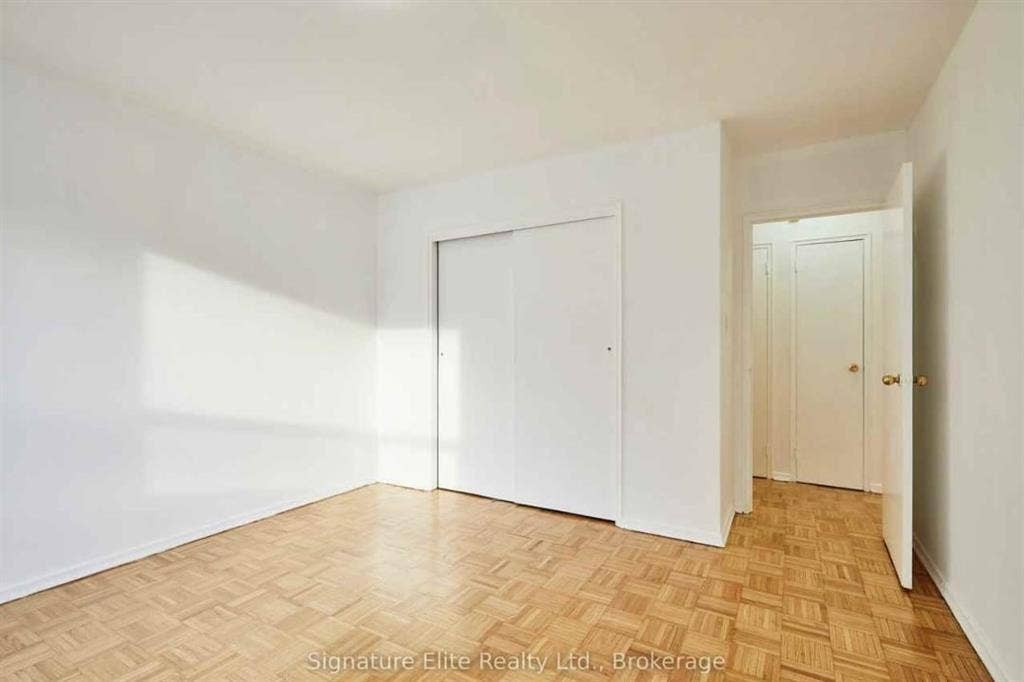 NORTH YORK 2 STOREY SPACIOUS APT