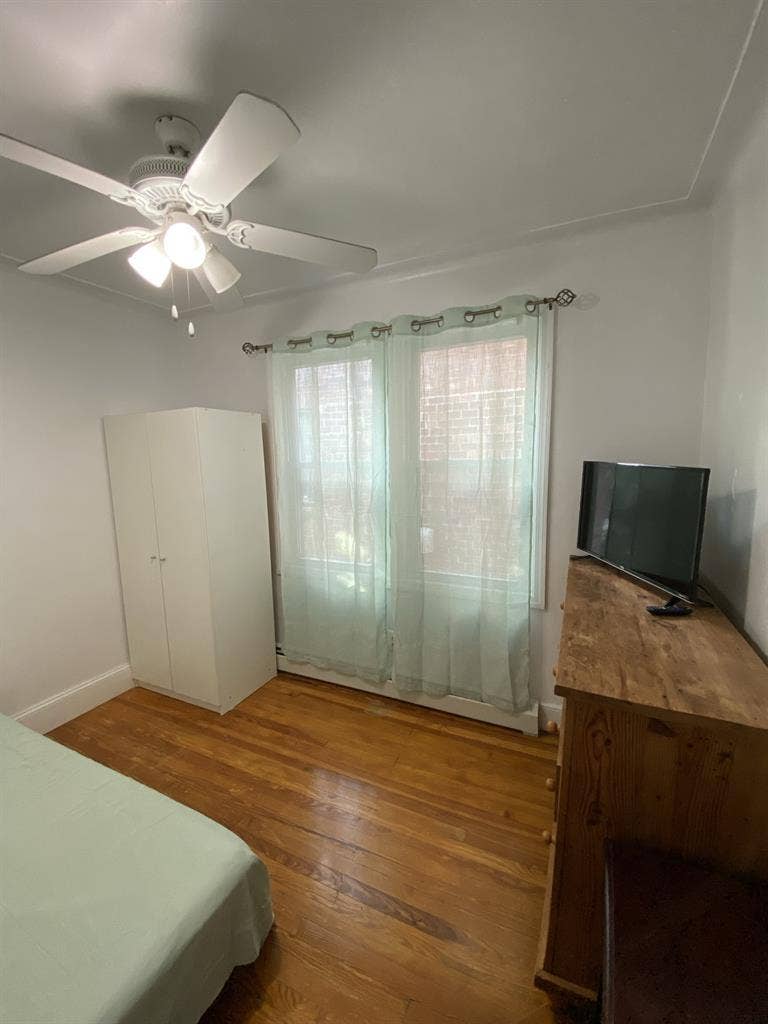 Nice Room For Rent In Queens