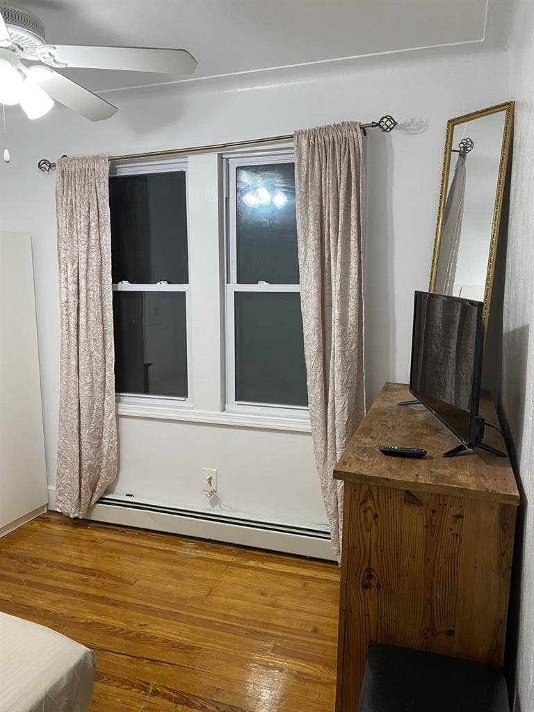 Nice Room For Rent In Queens