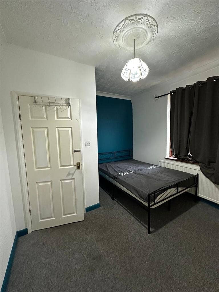 2 double rooms available in RM8 2QL