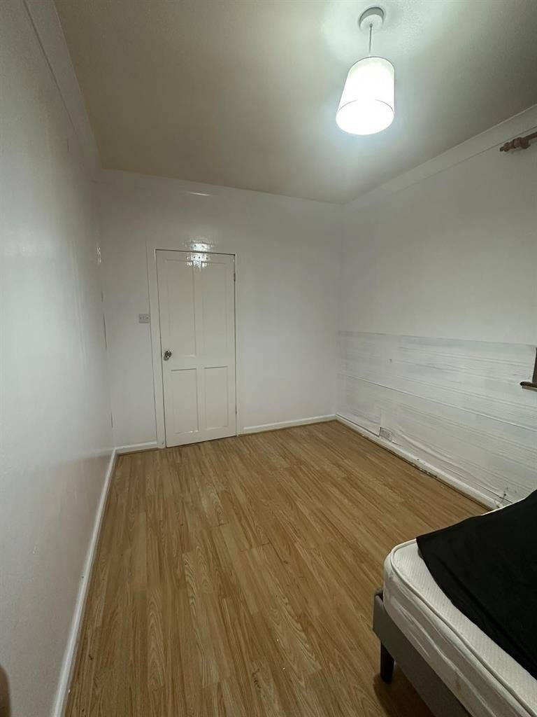 2 double rooms available in RM8 2QL