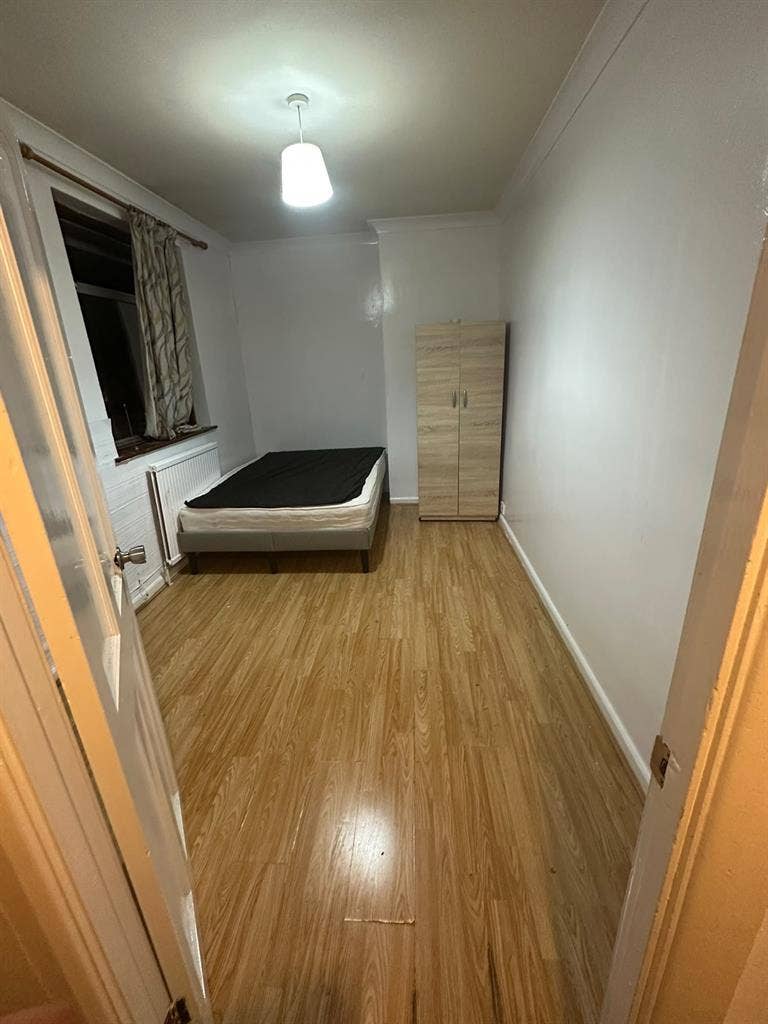 2 double rooms available in RM8 2QL