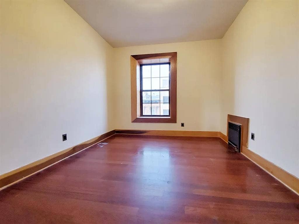 Sunny Brooklyn Room Available