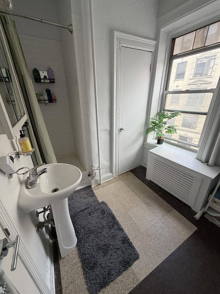 Fully furnished room in Manhattan