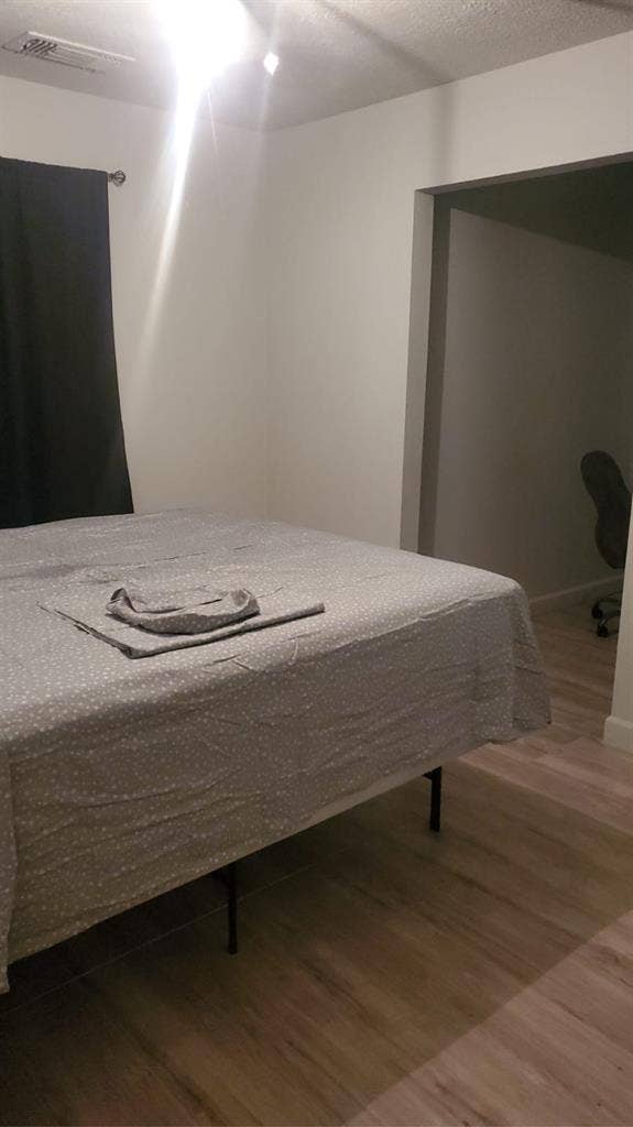 Large private room for rent w bills