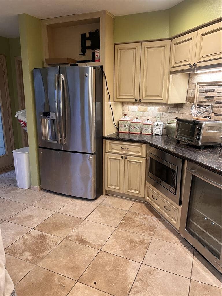 Large private room for rent w bills