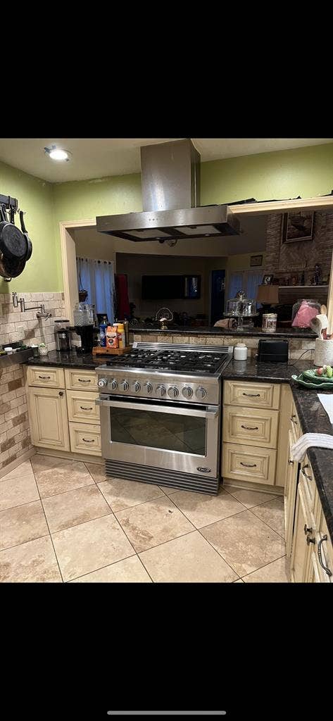Large private room for rent w bills