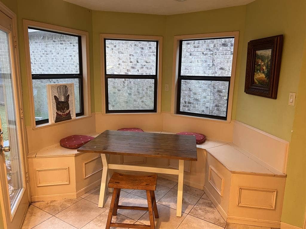 Large private room for rent w bills