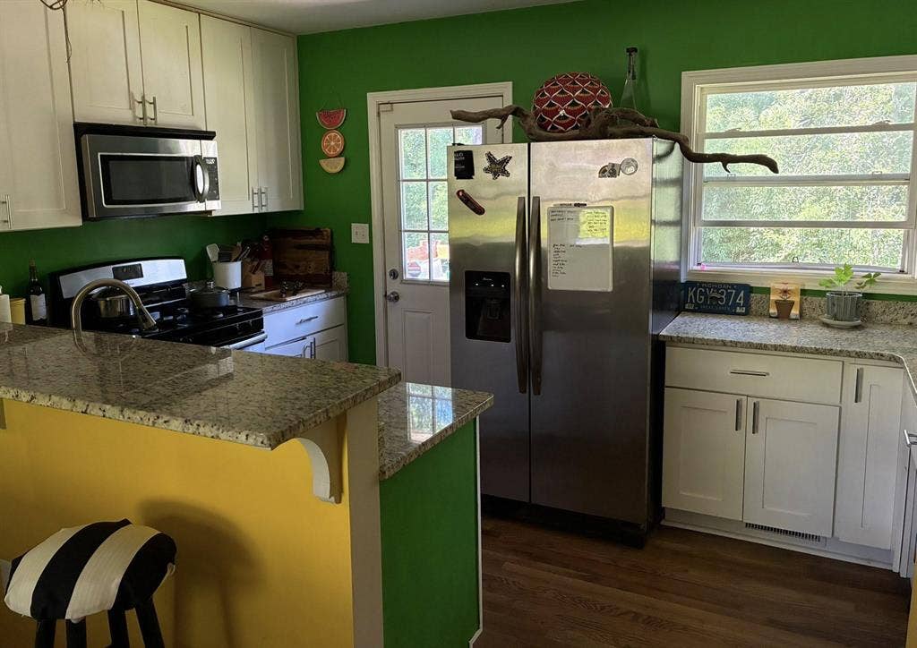 Huge Room 2 Miles From EAV