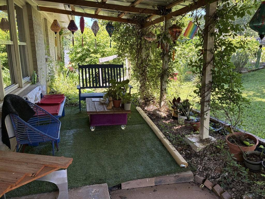 Huge Room 2 Miles From EAV