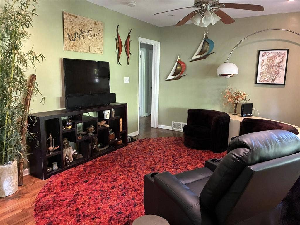 Huge Room 2 Miles From EAV