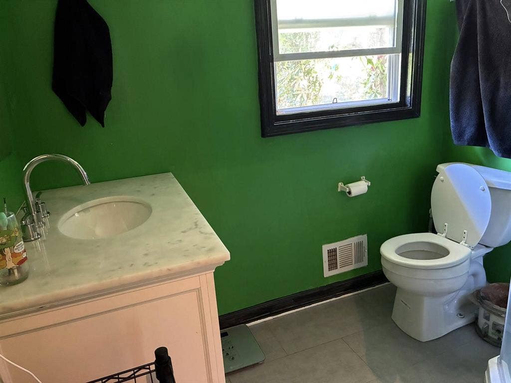 Huge Room 2 Miles From EAV