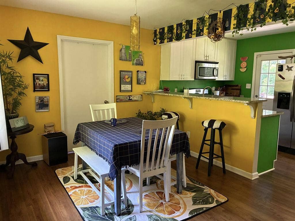 Huge Room 2 Miles From EAV