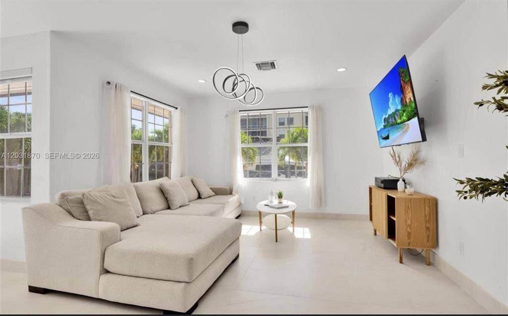 Private Rooms for Rent with Pool