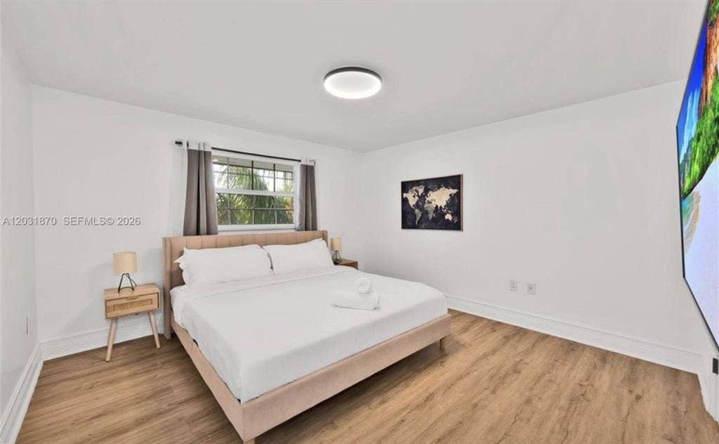 Private Rooms for Rent with Pool