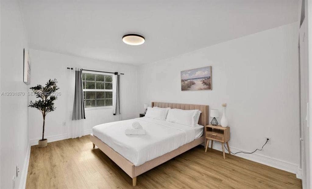 Private Rooms for Rent with Pool