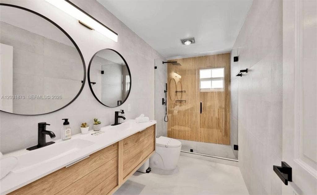 Private Rooms for Rent with Pool