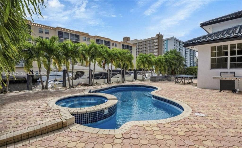 Private Rooms for Rent with Pool