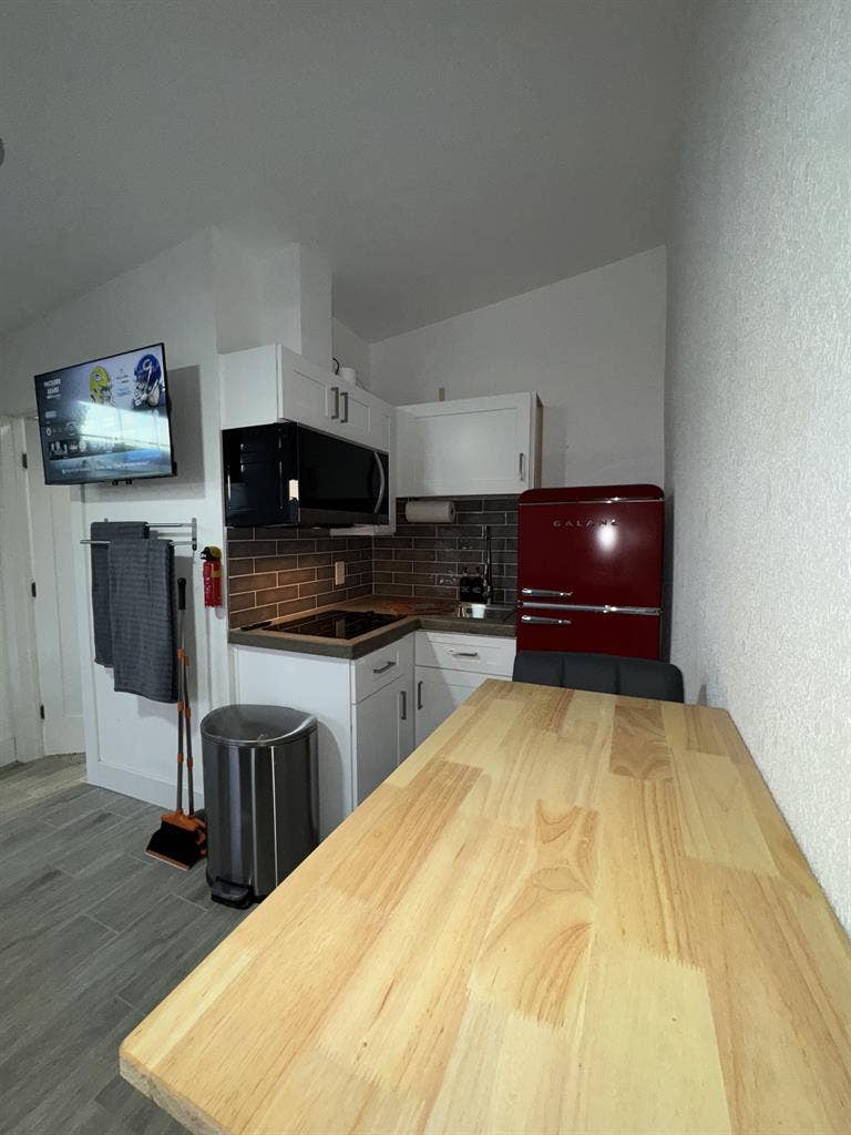 PRIVATE FURNISHED STUDIO