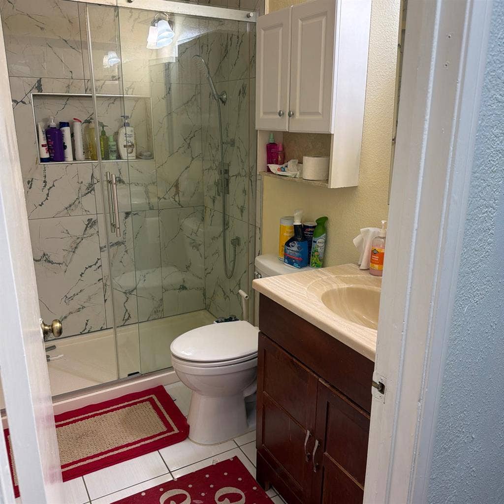1 Nice and clean room available now