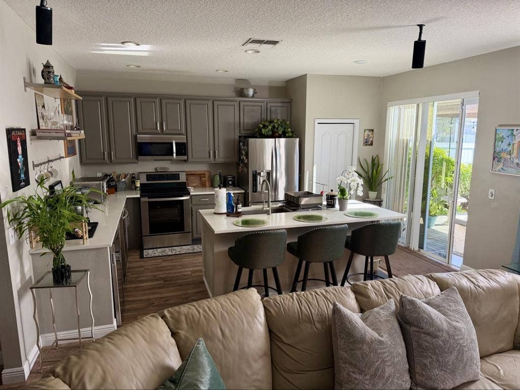 ISO Female Roommate to Share House