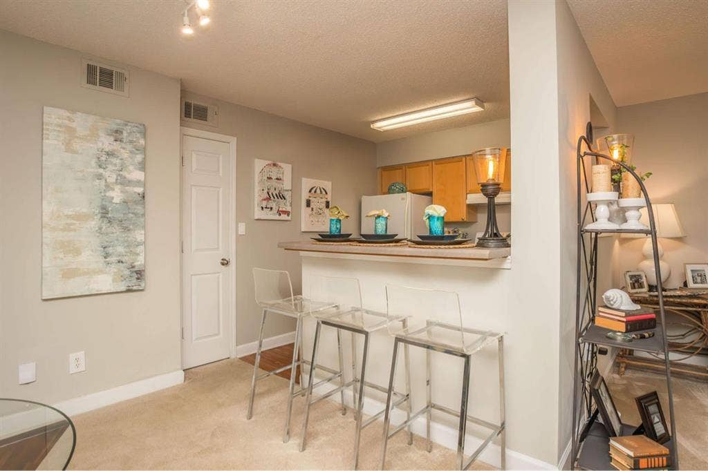 Roommate For 1yr lease in Vinings