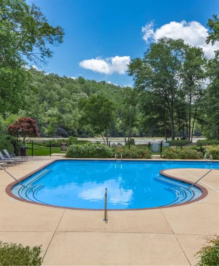 Roommate For 1yr lease in Vinings