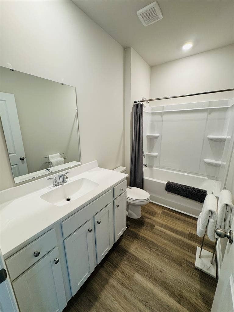 Private room, shared bath in 3b/2b