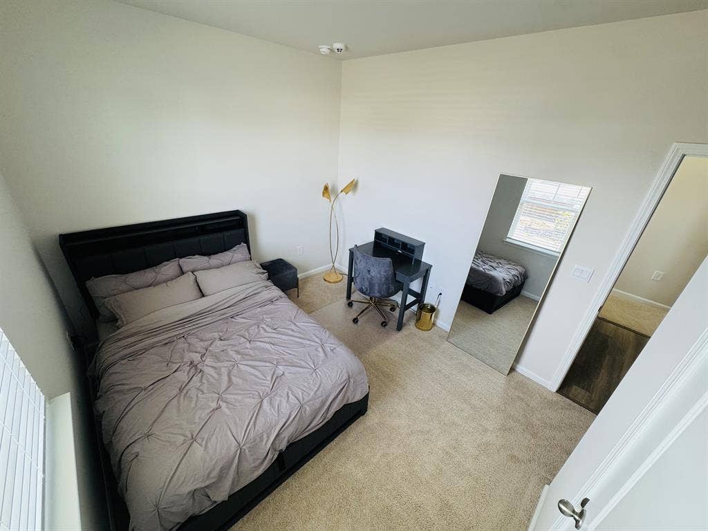 Private room, shared bath in 3b/2b