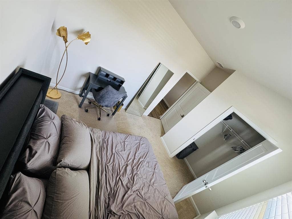 Private room, shared bath in 3b/2b