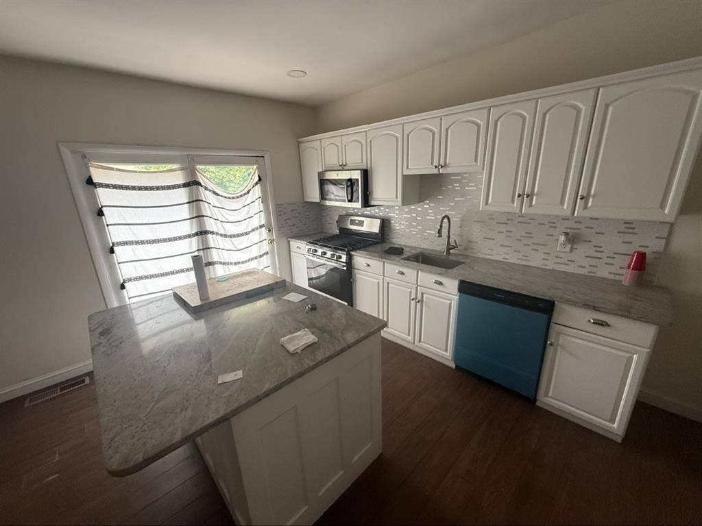Urgent! Looking for female roommate