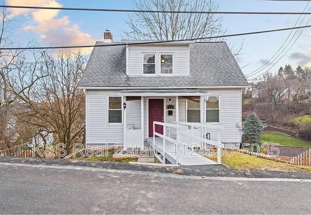 3 Floor House with Yard