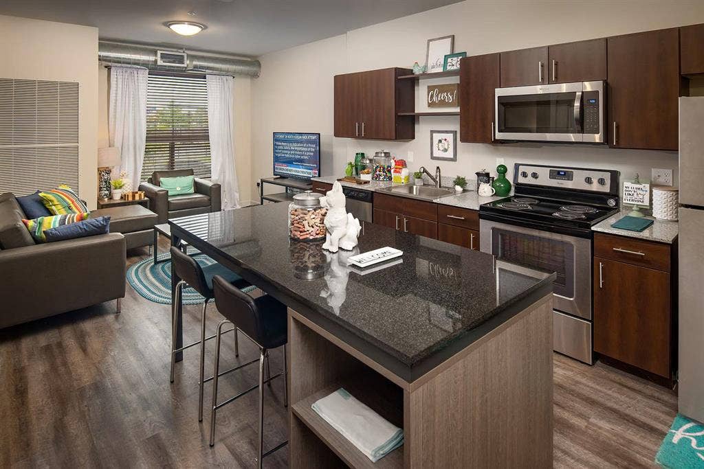 1 Bed, 1 Bath (4 Bedroom Apartment)