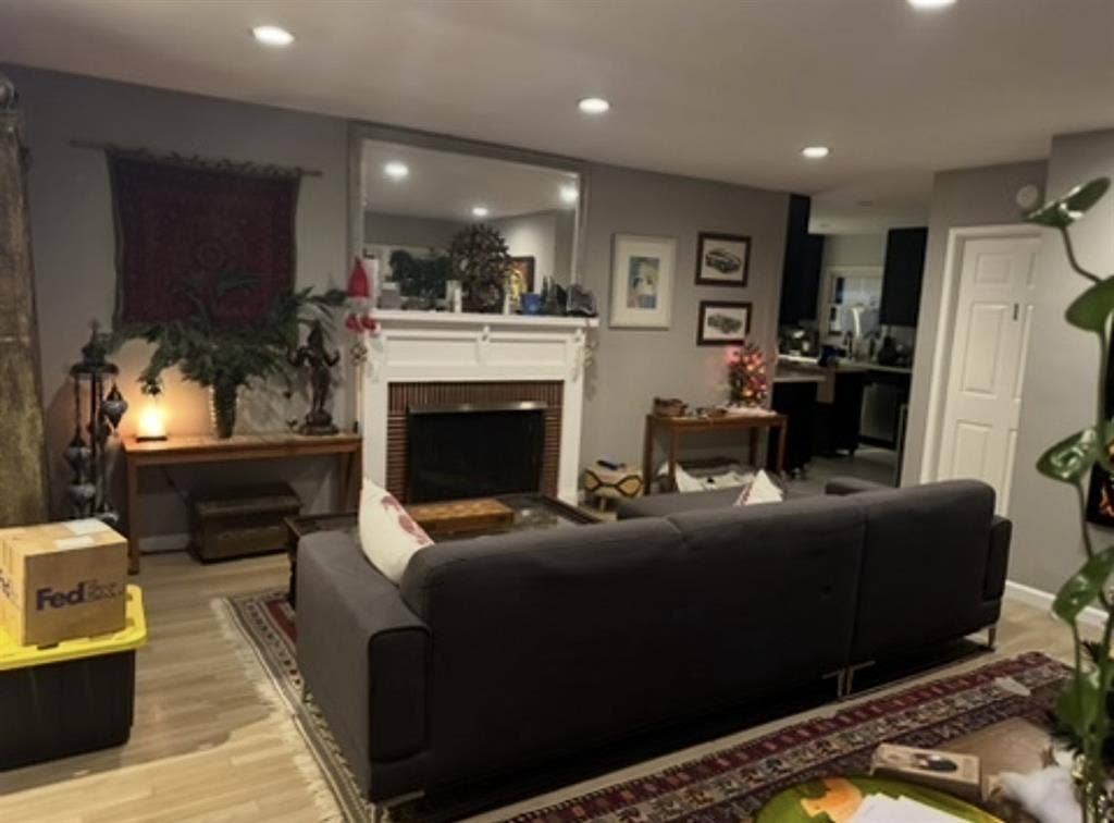 FULLY FURNISHED ROOM WITH UTILITIES