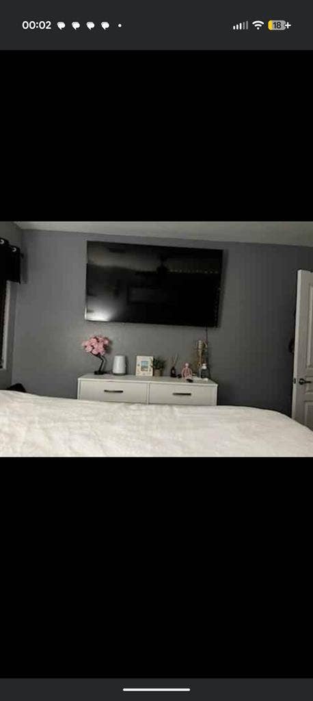 1 room for rent available now