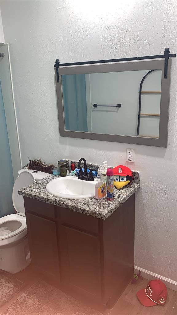 Room for rent (read bio)