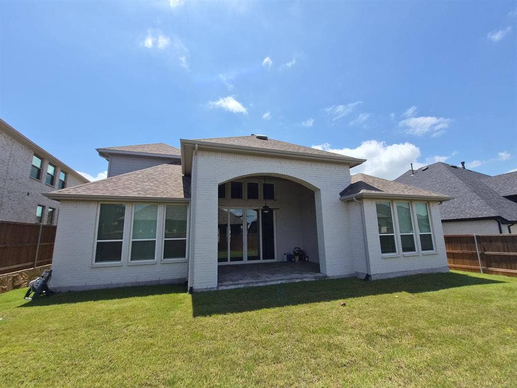 Gorgeous 2 story Home 2 rooms avail